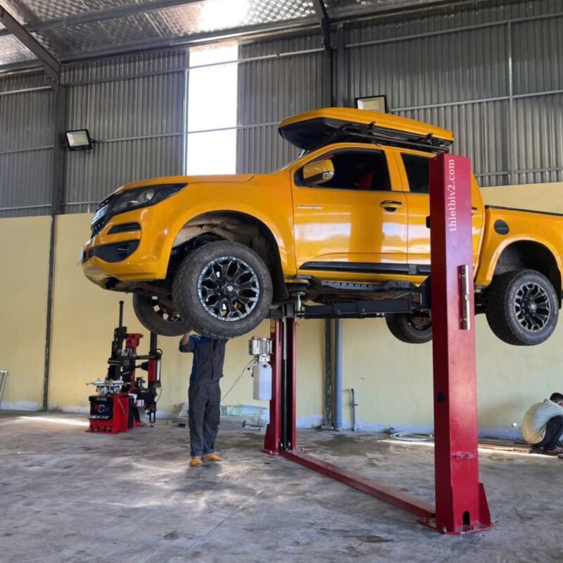 Cầu 2 trụ SUNTEK 4000D nâng được cả xe xe bán tải FORD TRANSIT