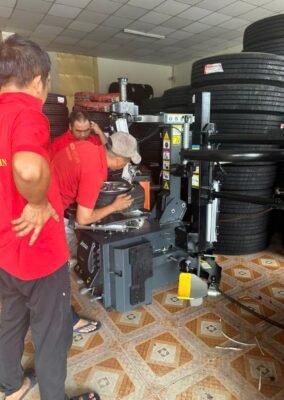 Mua Máy Tháo Vỏ Xe Máy Giá Tốt, Tặng Keo Vá và Camera Quản Lý Gara! 3 Lắp đặt máy tháo lốp xe