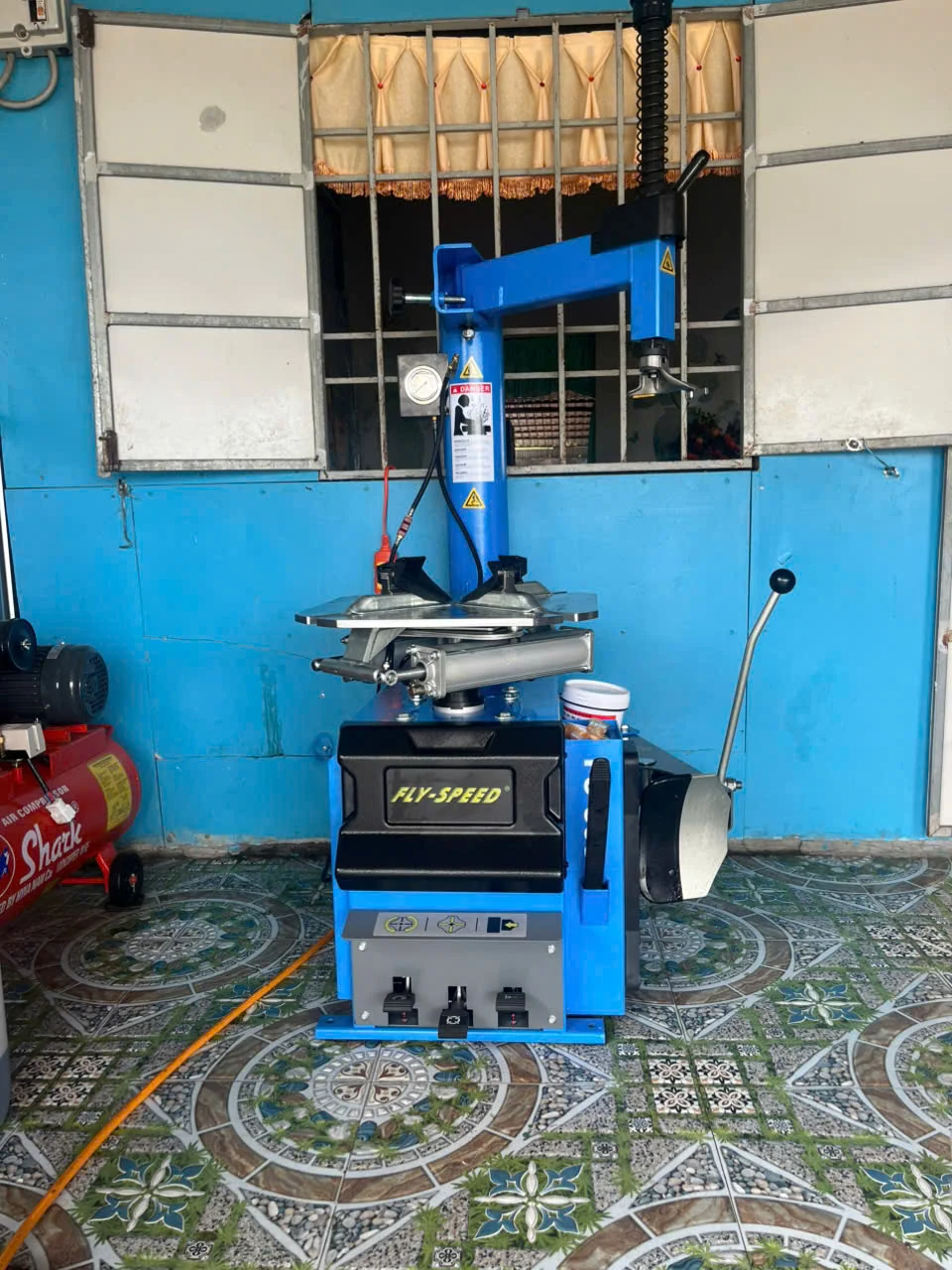 Máy tháo vỏ lốp cho gara ô tô và xe máy FS-808 tại Bạc Liêu