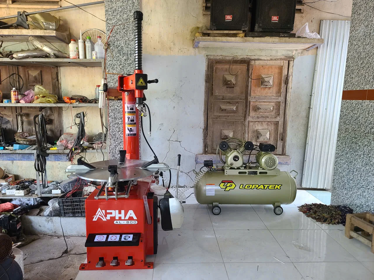 Máy nén khí Lopatek kết hợp máy tháo vỏ Alpha AL-800 tại tiệm sửa xe