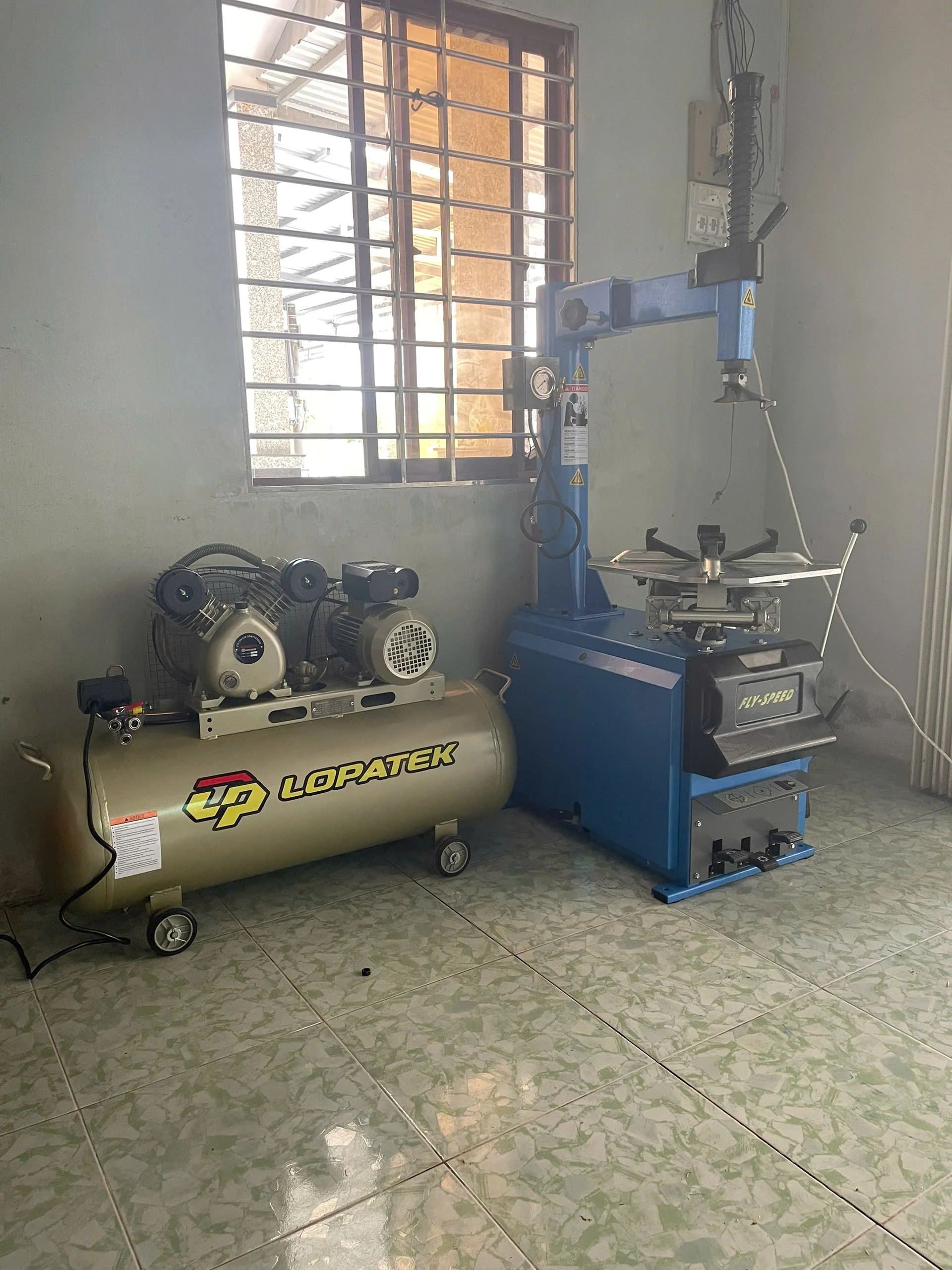 Máy nén khí Lopatek giao chung máy tháo lốp tại Sóc Trăng