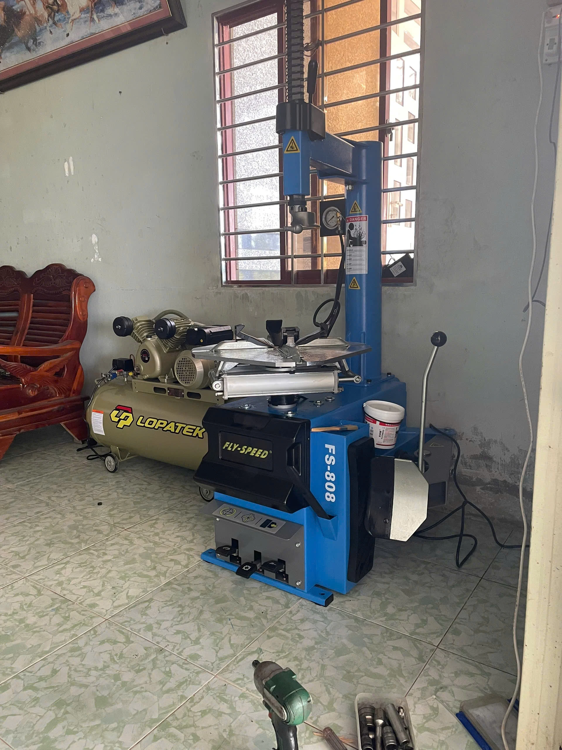 Máy nén khí Lopatek kết hợp máy tháo vỏ xe Fly Speed FS-808 tại tiệm