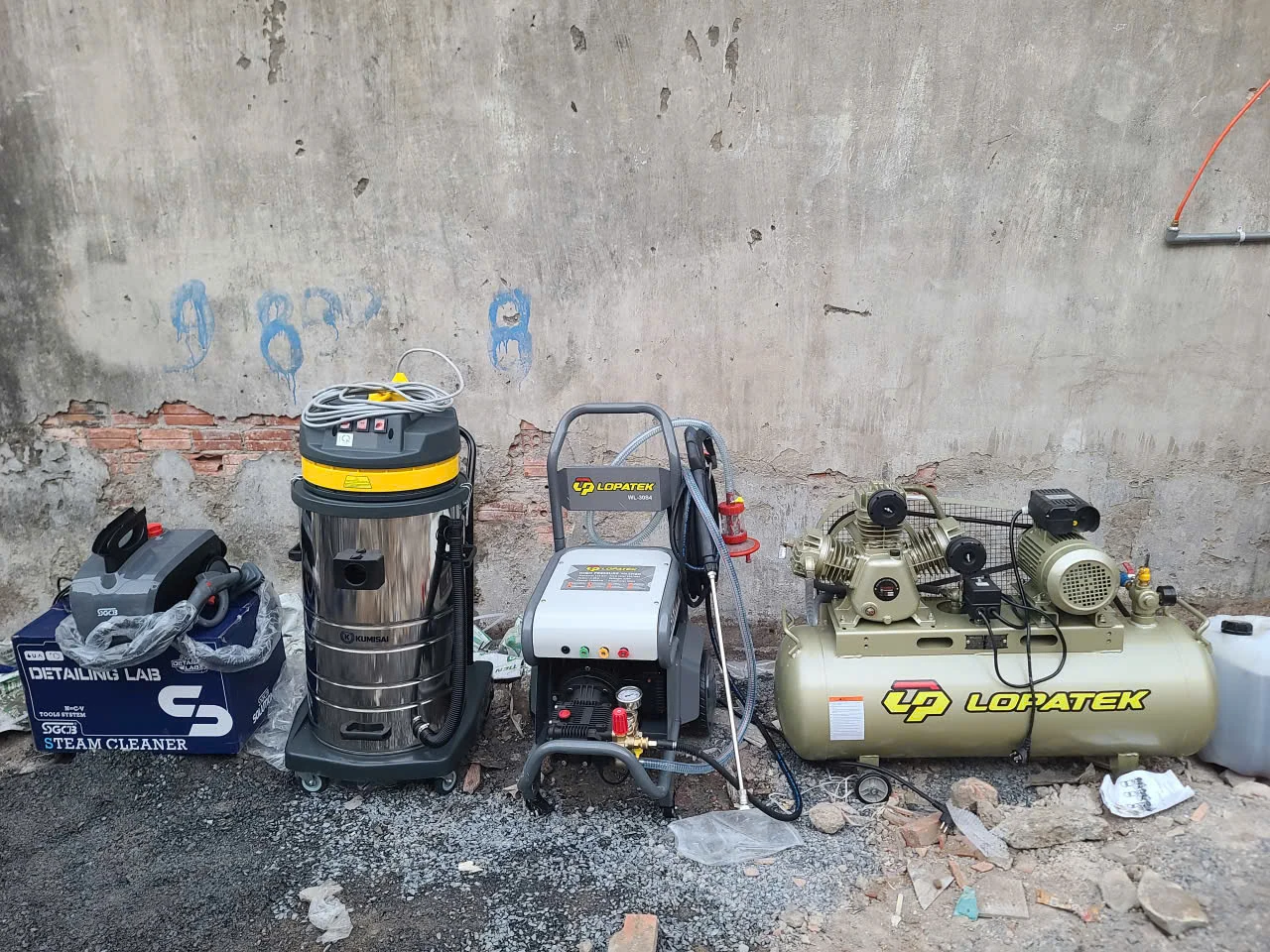 Bộ thiết bị tiệm rửa xe gồm máy nén khí Lopatek, máy hút bụi và máy rửa xe