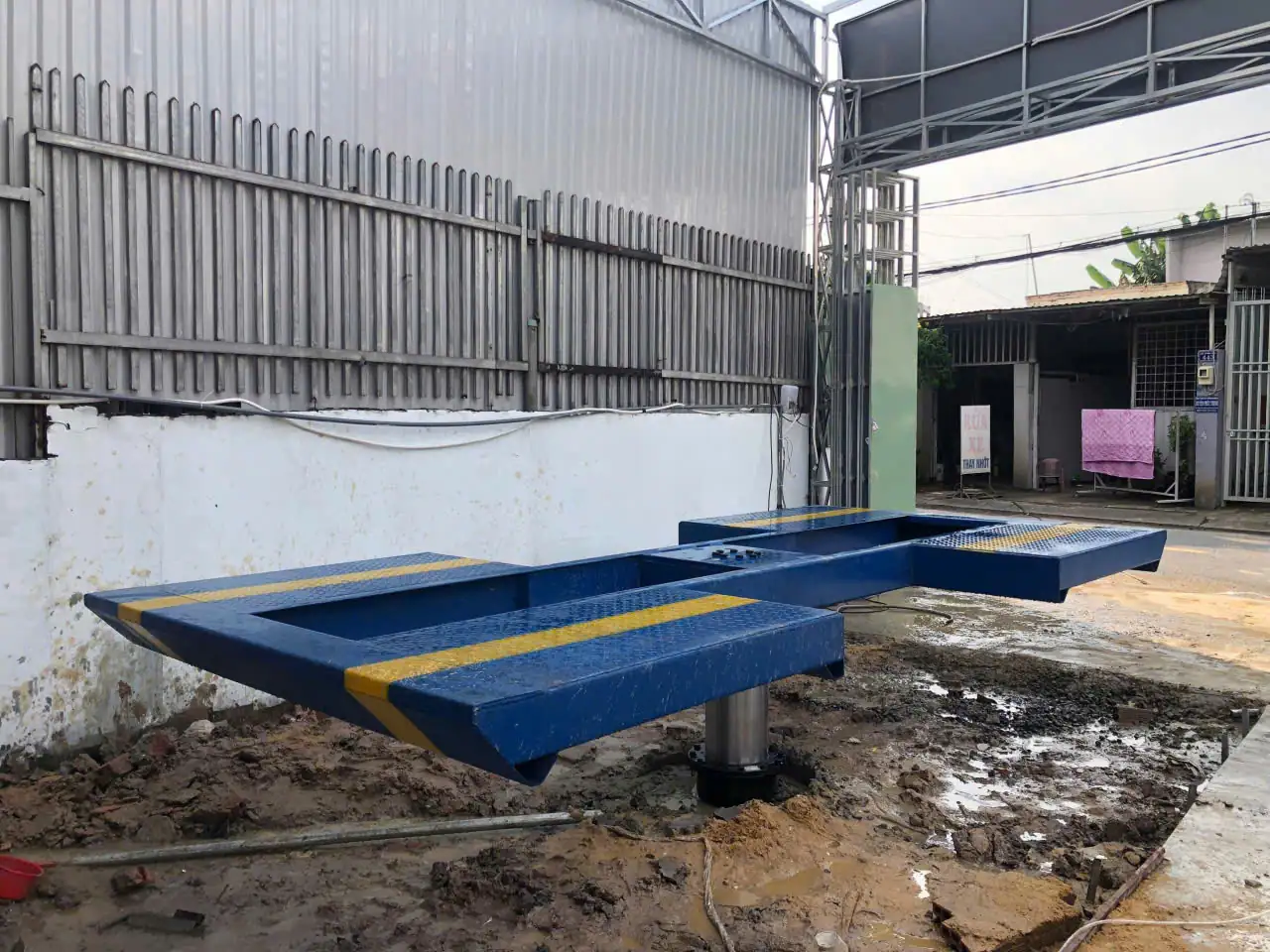 Cầu nâng 1 trụ bàn cánh bướm xoay 360 độ