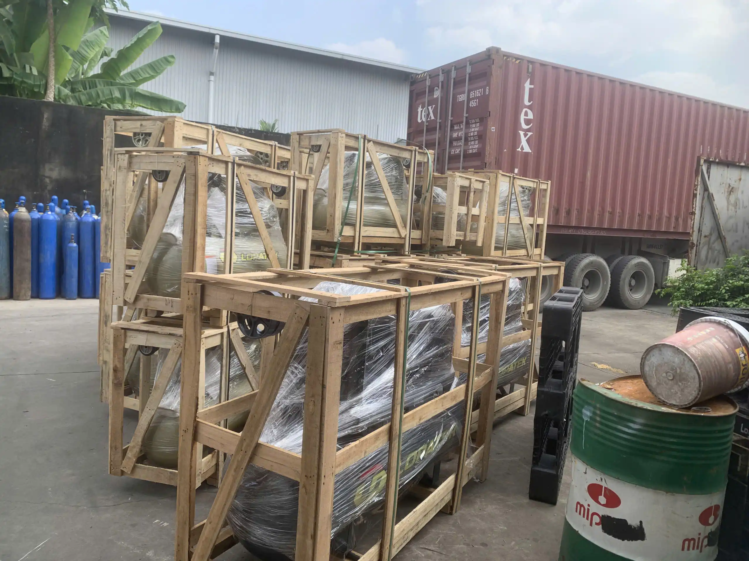 Lô hàng máy nén khí Lopatek nhập khẩu nguyên container
