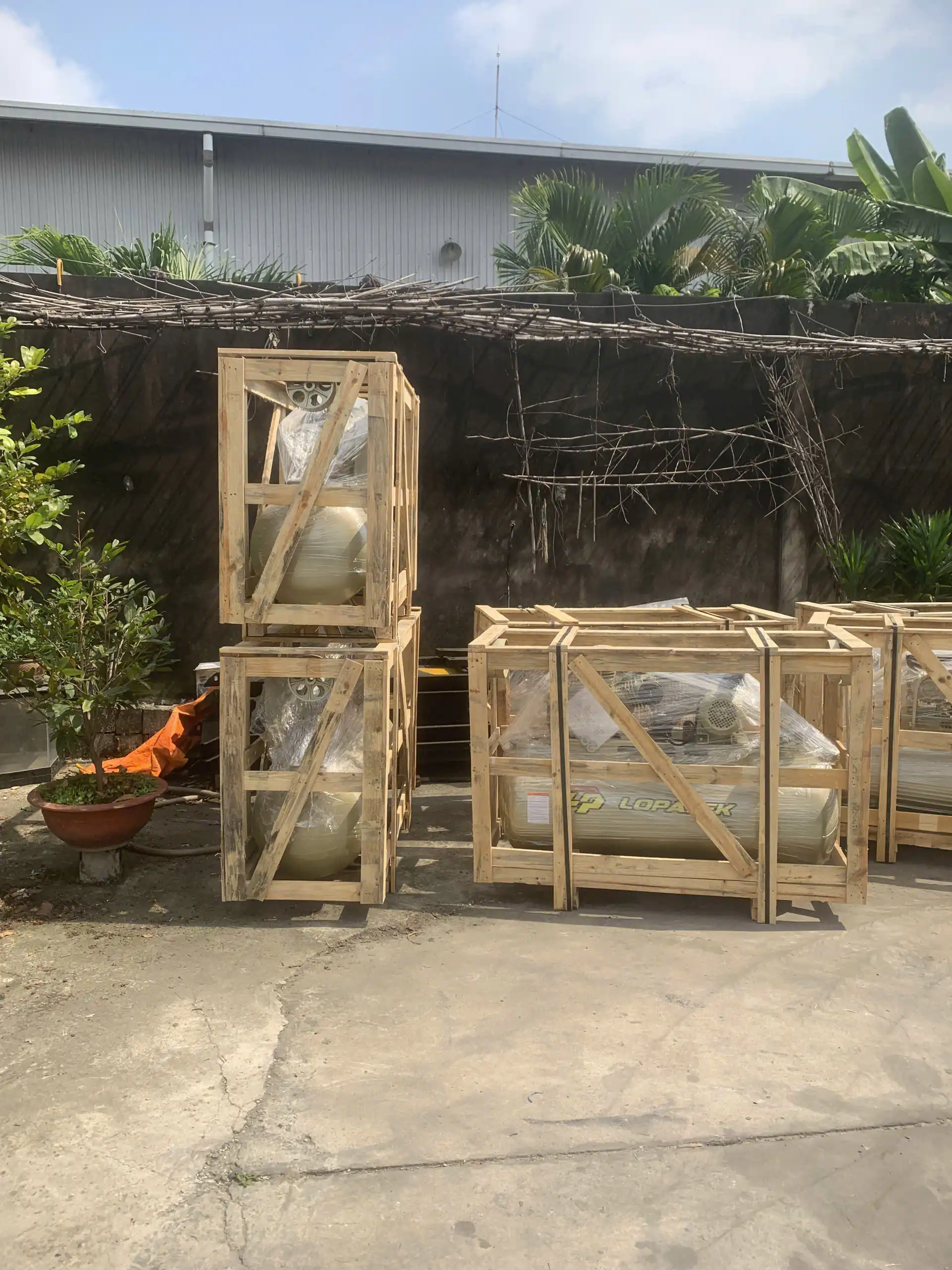 Máy nén khí Lopatek đóng kiện gỗ tại kho chuẩn bị giao hàng