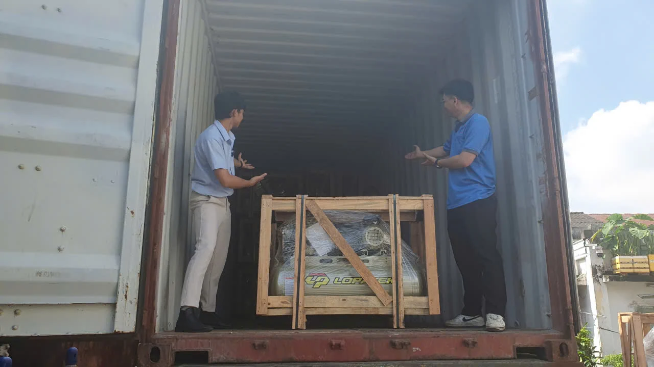 Máy nén khí Lopatek đóng kiện gỗ vận chuyển container